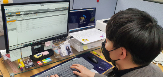 SK브로드밴드 관계자가 자사 클라우드 PC를 사용해 업무를 보고 있다. SK브로드밴드 제공